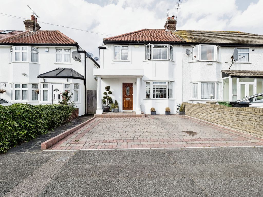 3 bed semidetached house for sale in Mount Avenue, London E4, £600,000