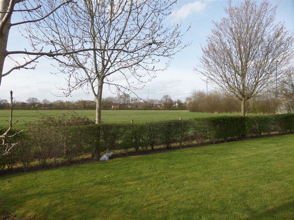 2 bed flat to rent in Callington Road, Swindon SN25, £950 pcm Zoopla