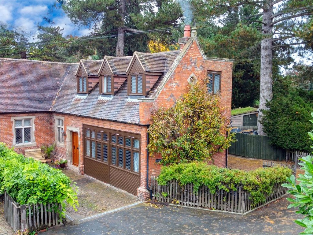 4 bed semidetached house for sale in Westwood Park, Droitwich