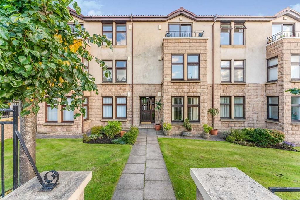 2 bed flat to rent in Pleasance Court, Falkirk FK1, £795 pcm Zoopla