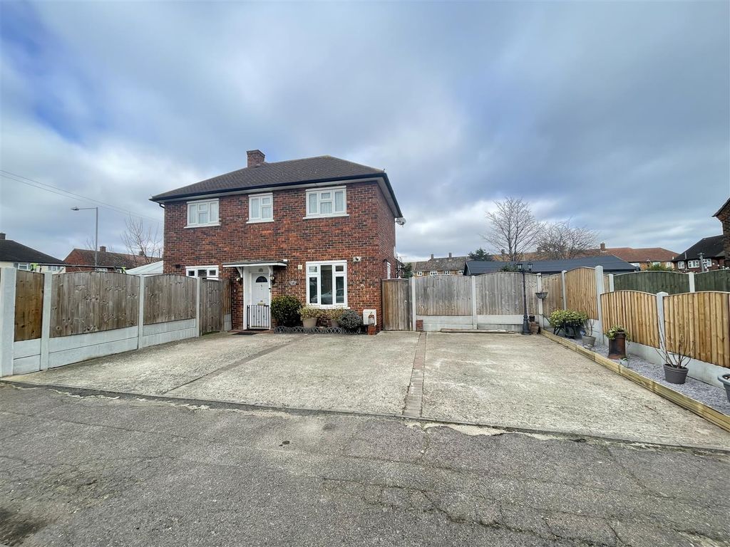 5 bed end terrace house for sale in Nethan Drive, Aveley, South
