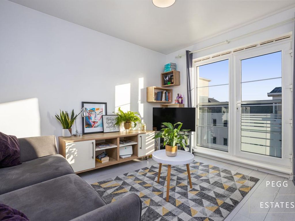 2 bed flat for sale in Mckay Avenue, Torquay TQ1, £140,000 Zoopla