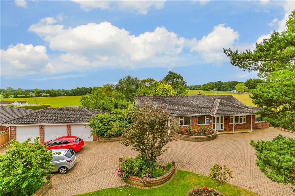 5 bed detached bungalow for sale in Headcorn Road, Sutton Valence