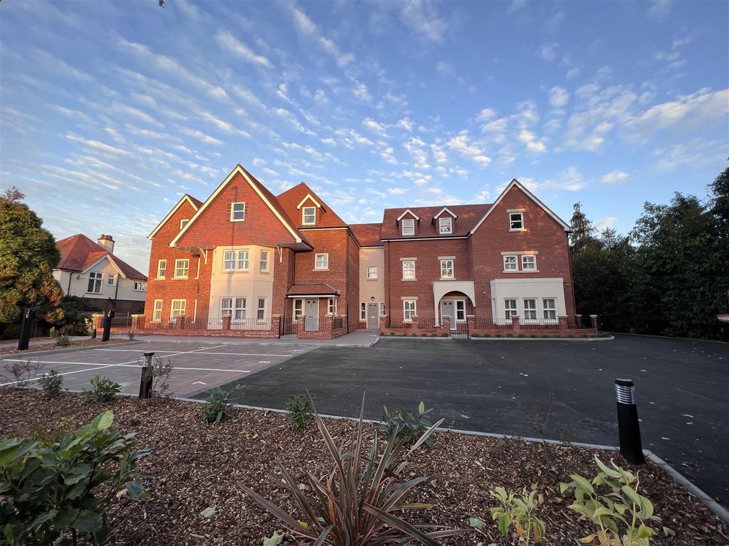 New home, 2 bed flat for sale in Langstone Road, Havant PO9, £375,000