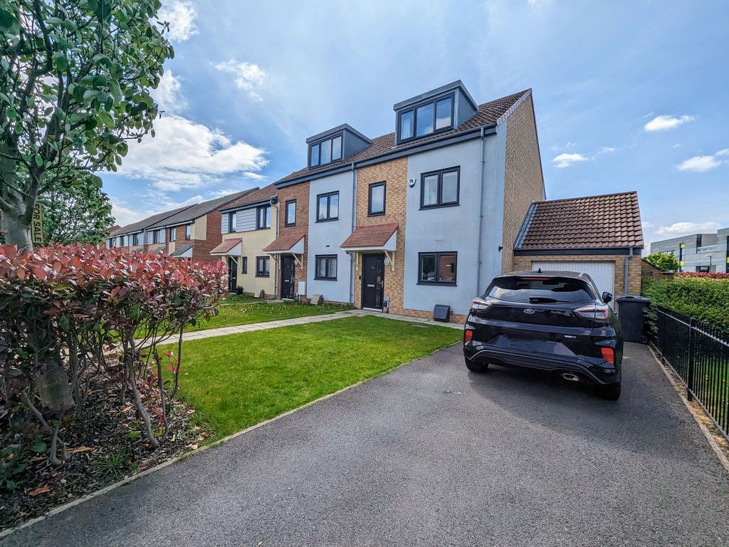 3 bed town house for sale in Laygate, South Shields NE33, £200,000 Zoopla