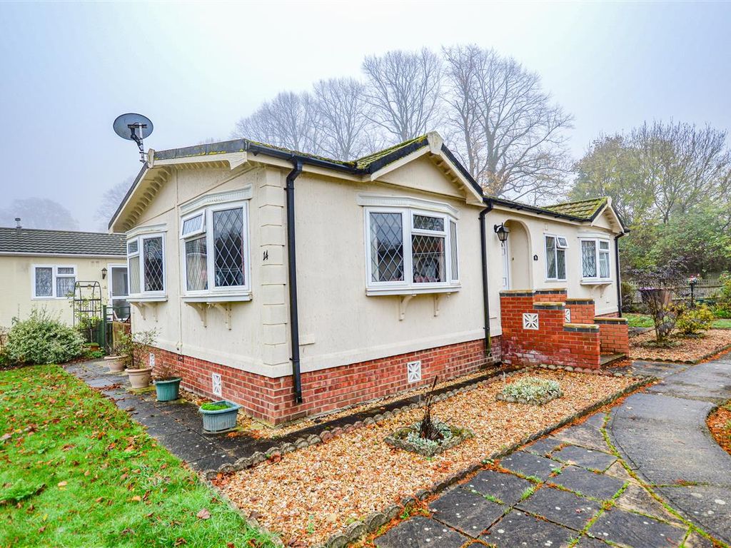 2 bed mobile/park home for sale in The Paddock, Westgate Park, Sleaford