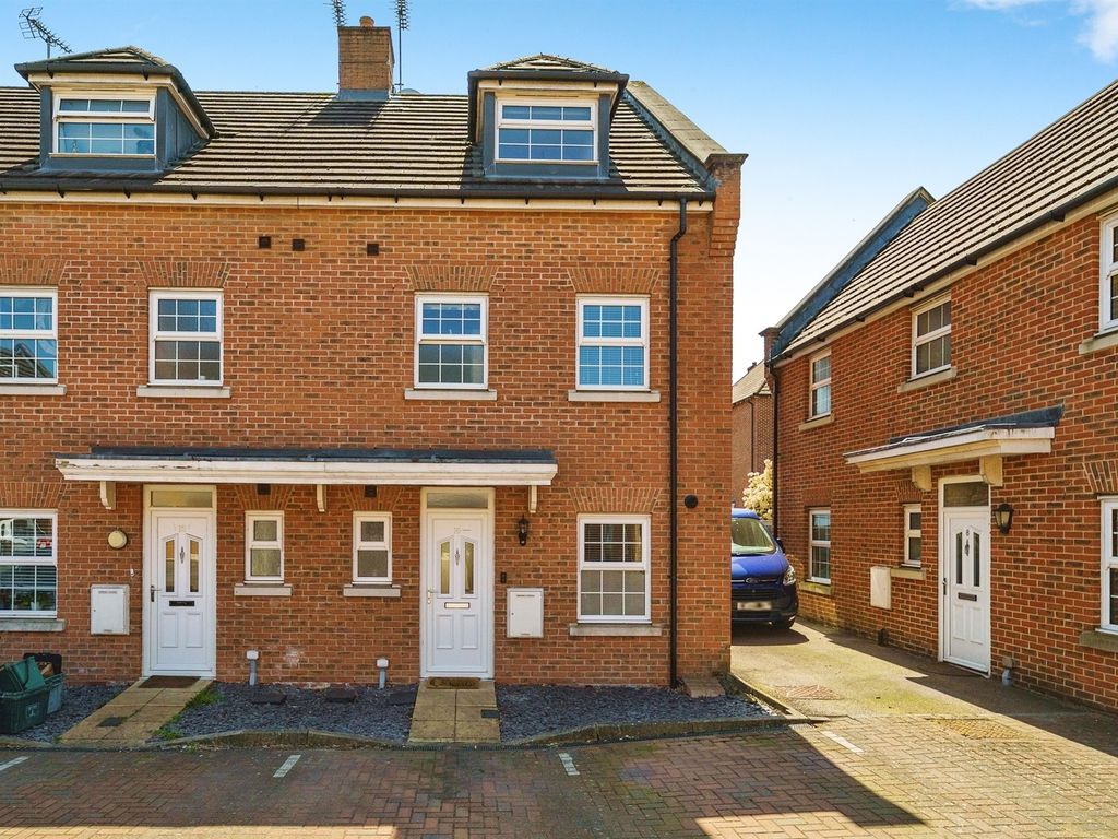 4 bed end terrace house for sale in Park Place, Frogmore, St.Albans AL2
