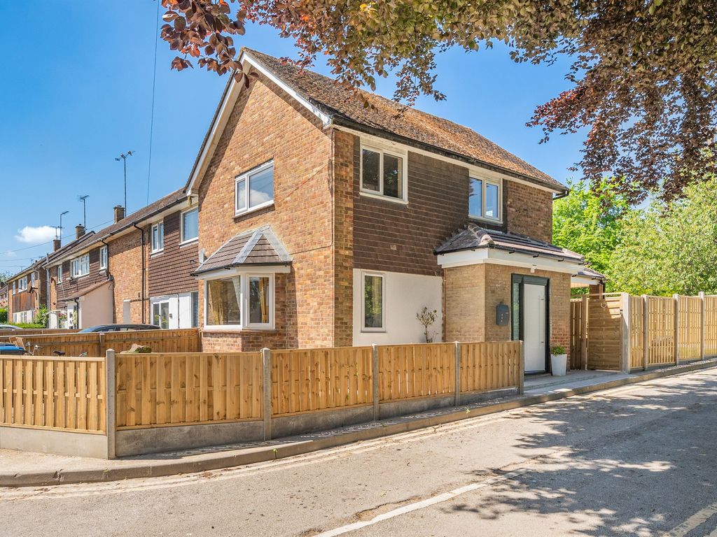 3 bed end terrace house for sale in Goldfield Road, Tring HP23, £