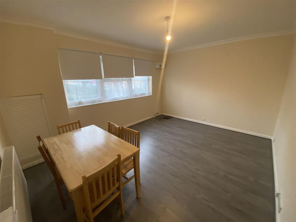 3 bed flat to rent in Queens Park Court, Kensington W10, £1,900 pcm