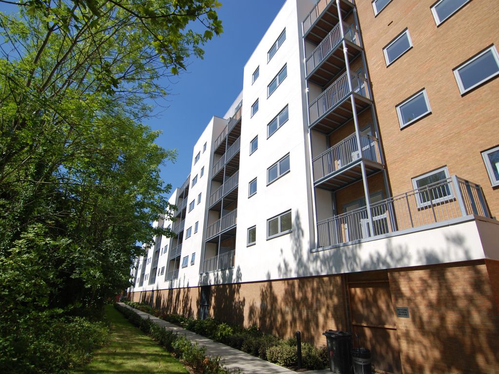 2 bed flat to rent in Sovereign Way, Tonbridge TN9, £1,400 pcm Zoopla
