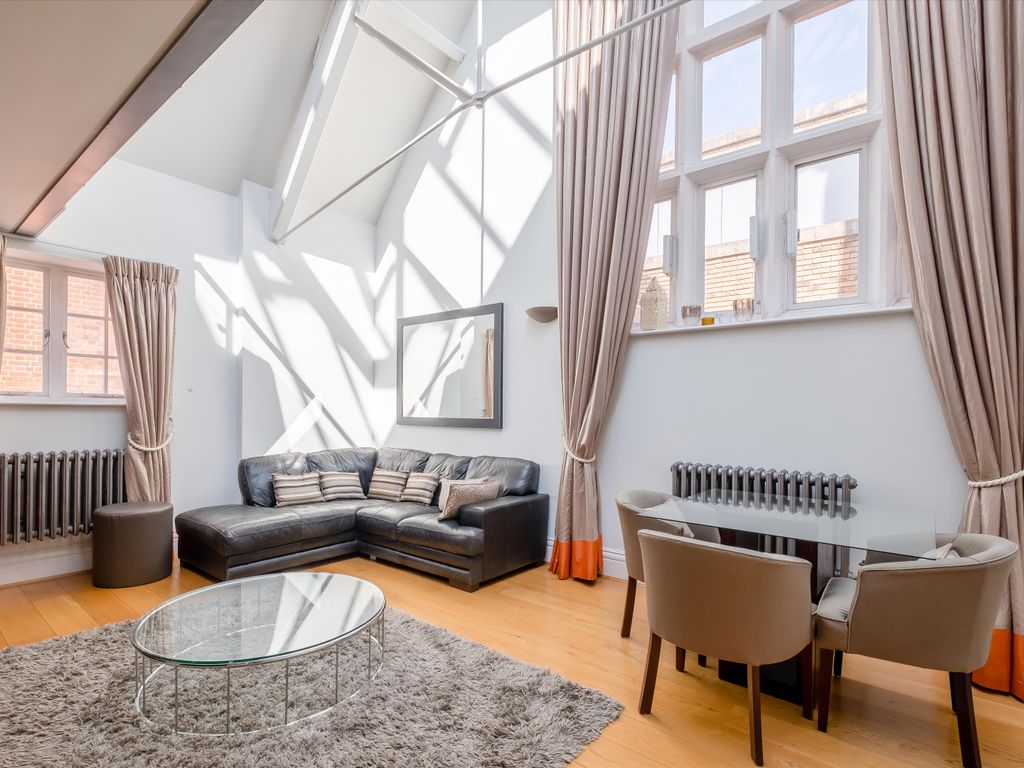 2 bed flat to rent in Mountford Mansions, Battersea Park Road, London