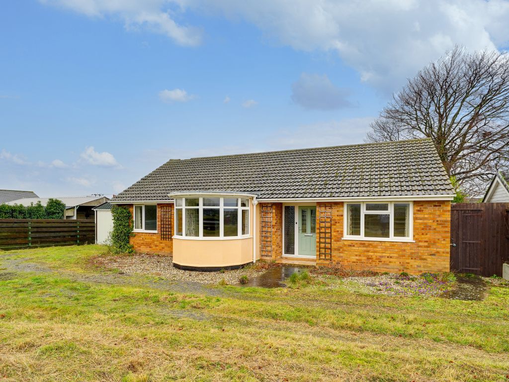 3 bed detached bungalow to rent in Royston Road, Litlington, Royston