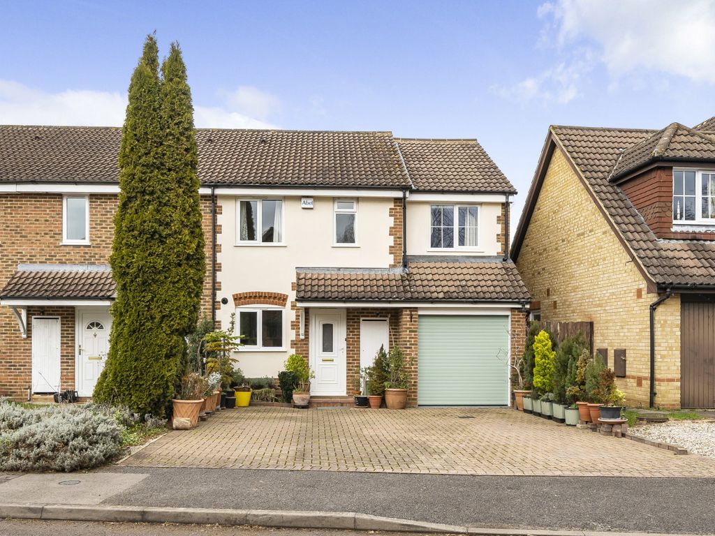 3 bed end terrace house for sale in Goldsmith Close, Wokingham