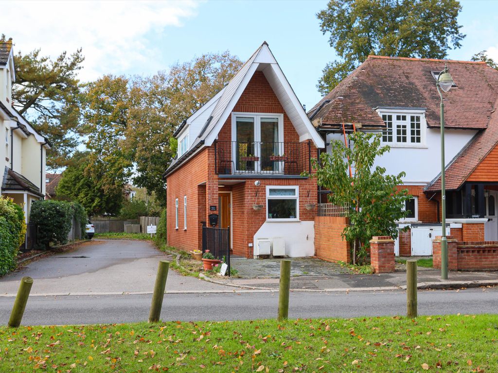 2 bed semidetached house for sale in Weston Green, Thames Ditton