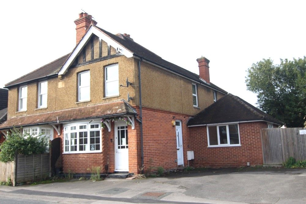 3 bed semidetached house to rent in Emmbrook Road, Wokingham RG41, £