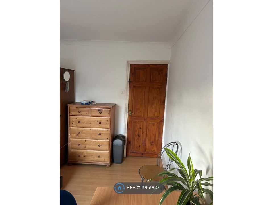 Room to rent in Bolton Gardens, London NW10, £730 pcm Zoopla