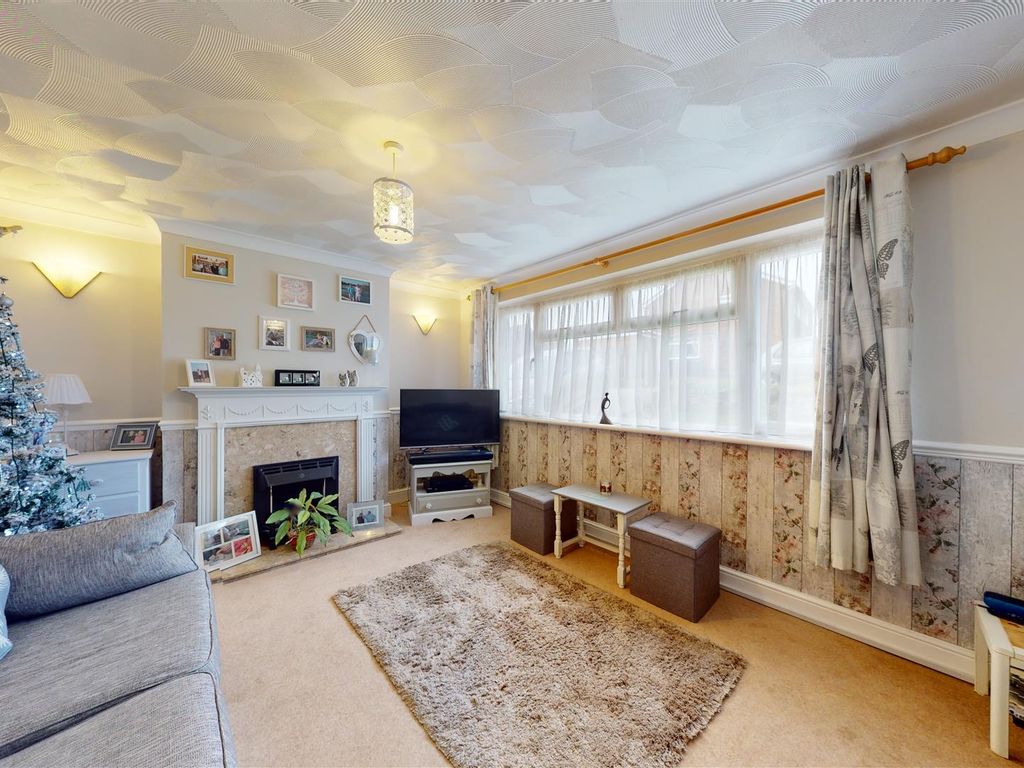 3 bed semidetached house for sale in Cedar Road, Sturry, Canterbury