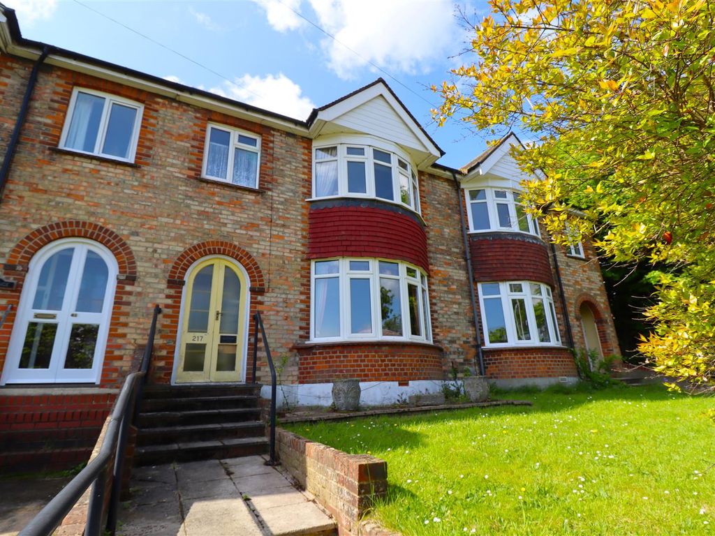 3 bed terraced house for sale in London Road, Rainham, Gillingham ME8