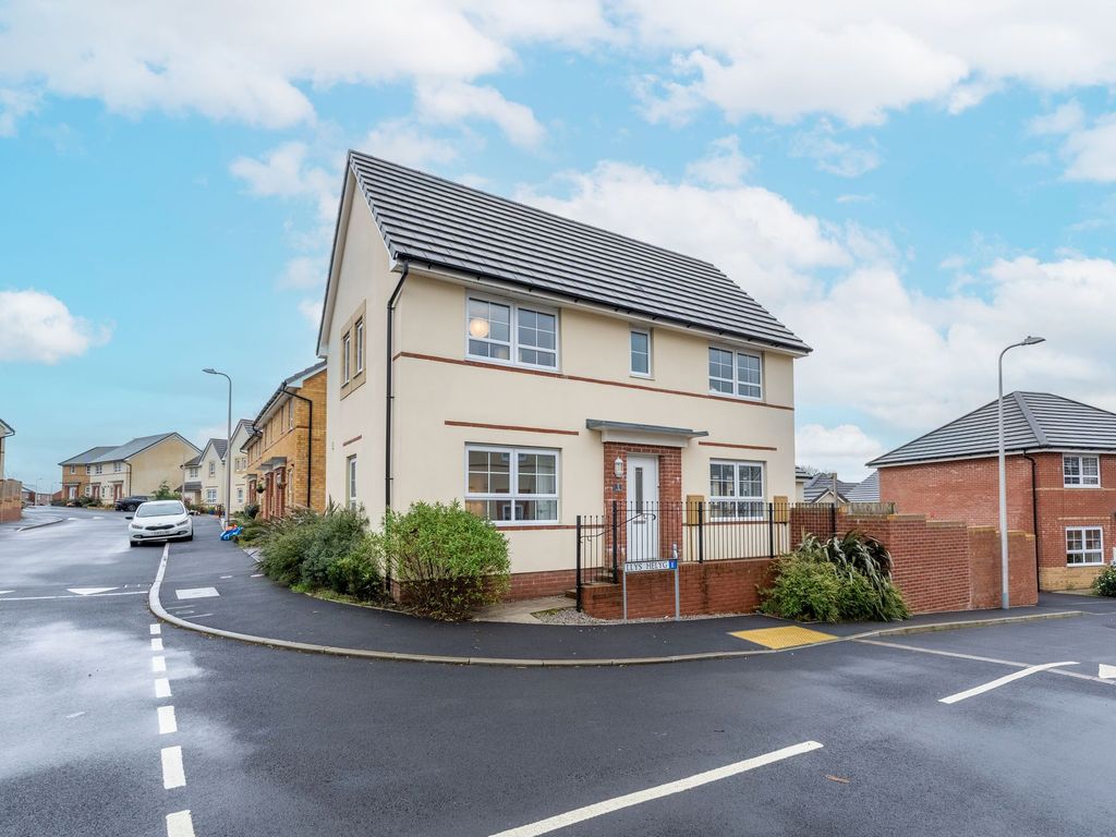 3 bed detached house for sale in Llys Helyg, Bridgend CF31, £270,000