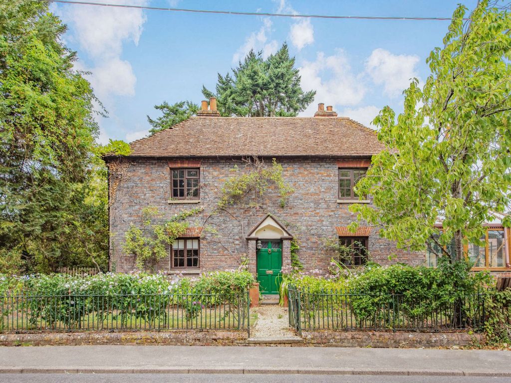 4 bed detached house for sale in Newbury Road, Kingsclere, Newbury