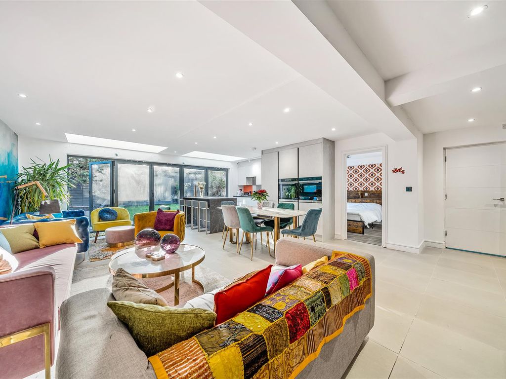 3 bed flat for sale in The Vale, Golders Green, London NW11, £950,000 Zoopla