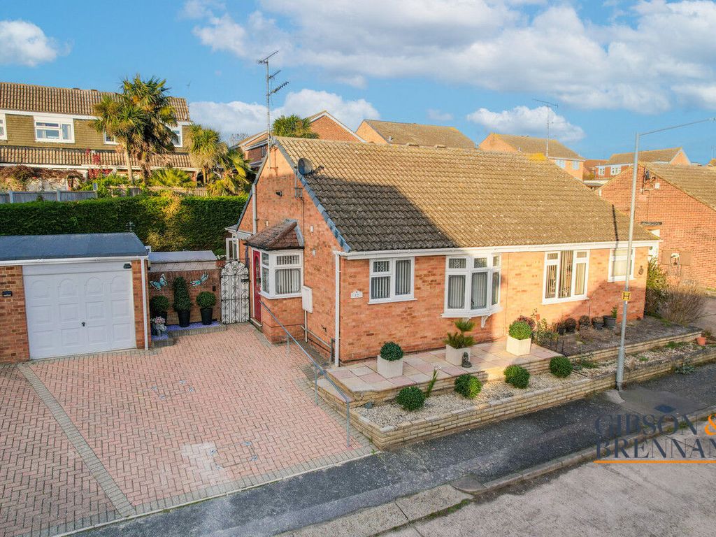 2 bed bungalow for sale in Bradbourne Way, Basildon SS13, £325,000 Zoopla