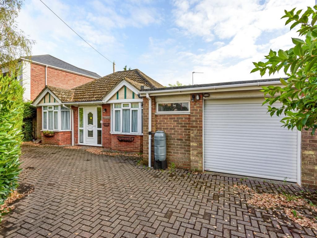 3 bed detached bungalow for sale in Victoria Road, Mortimer Common RG7