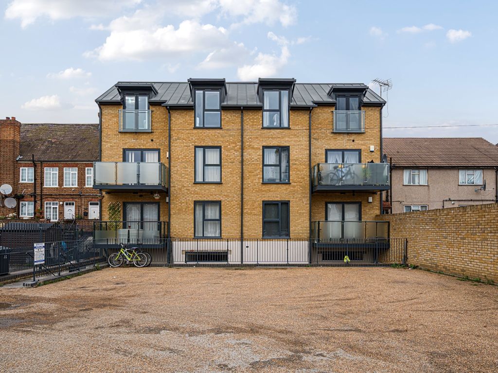 2 bed flat to rent in Bellegrove Road, Welling DA16, £1,700 pcm Zoopla