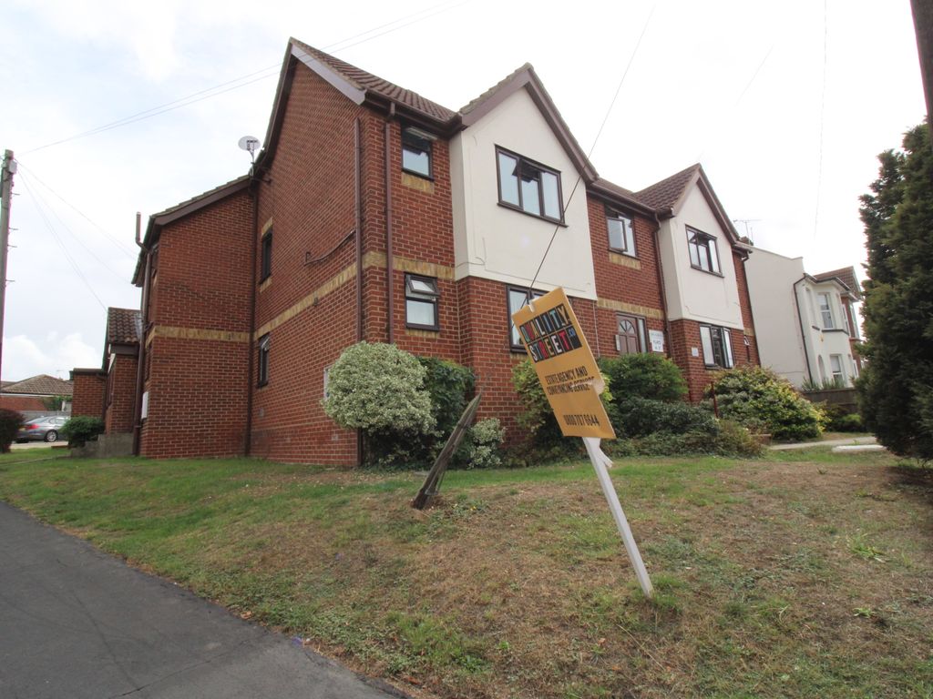 1 bed flat for sale in High Road, Laindon, Basildon SS15, £175,000 Zoopla