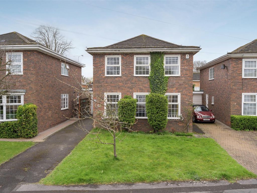4 bed link detached house for sale in Cotswold Close, Maidenhead SL6, £