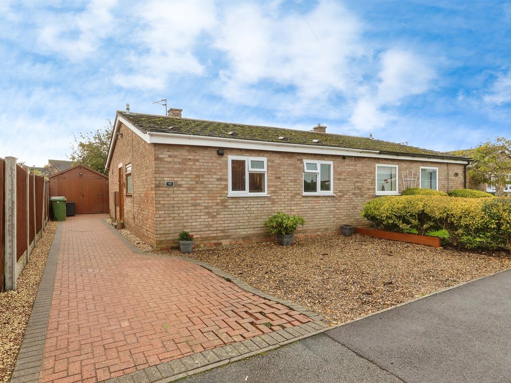 2 bed semidetached house for sale in Hawthorn Close, Wymondham NR18, £