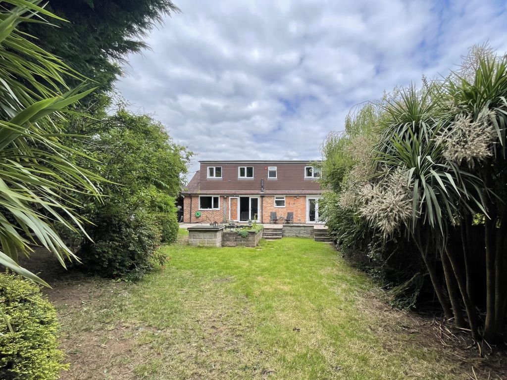 4 bed semidetached house for sale in Broadway East, Carlton