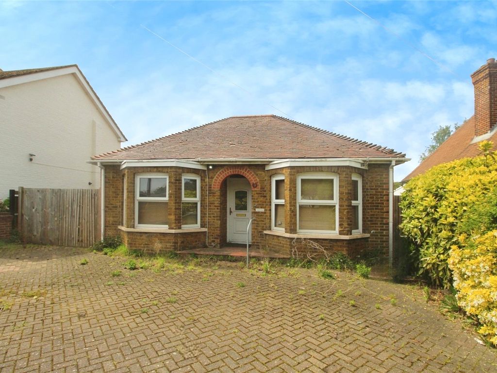 3 bed bungalow for sale in Grovehurst Road, Kemsley, Sittingbourne
