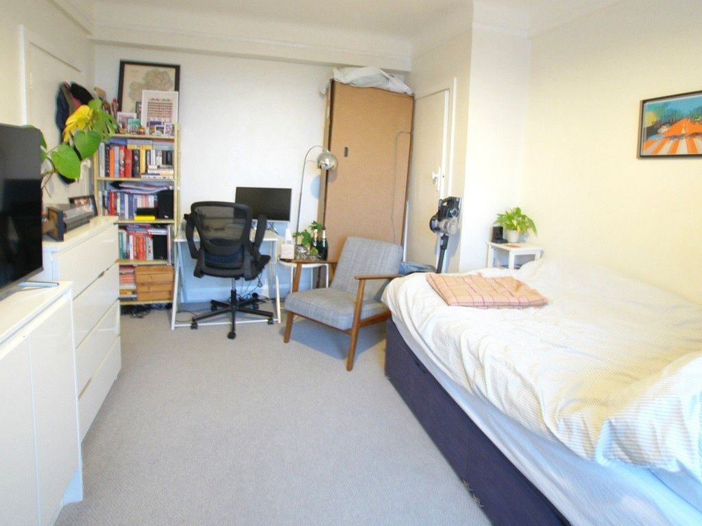 Studio to rent in Balham High Road, London SW17, £1,300 pcm Zoopla