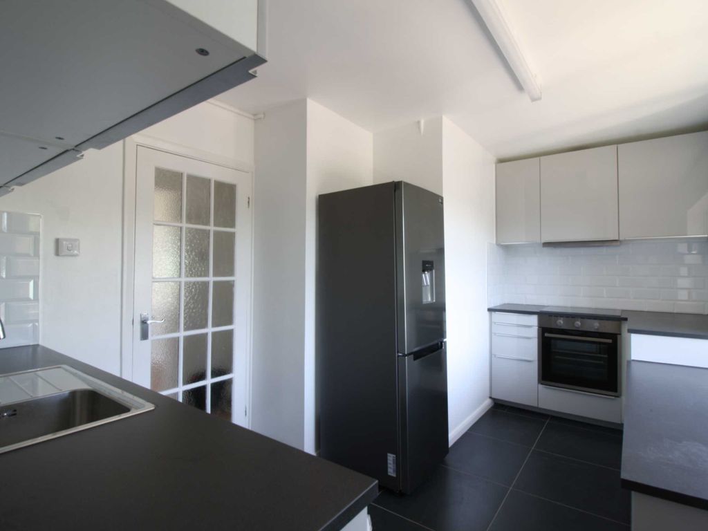 2 bed flat to rent in Pinner Grove, Pinner, Middlesex HA5, £1,495 pcm