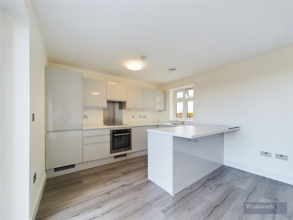 2 bed flat to rent in Oak Road, Leatherhead, Surrey KT22, £1,650 pcm