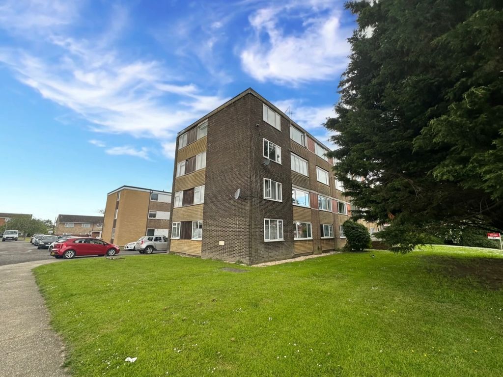 2 bed flat to rent in Walk, Aylesbury HP21, £1,150 pcm Zoopla