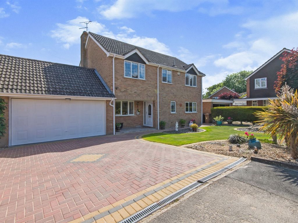 3 bed detached house for sale in Reeves Close, West Wellow, Romsey SO51