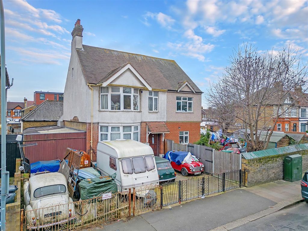 7 bed property for sale in Ashgrove Road, Goodmayes IG3, £1,000,000