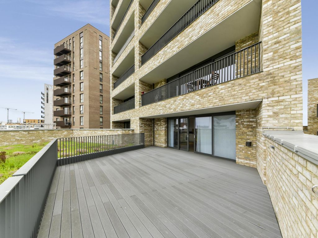 3 bed flat to rent in Kingfisher Heights, Waterside Park, Royal Wharf