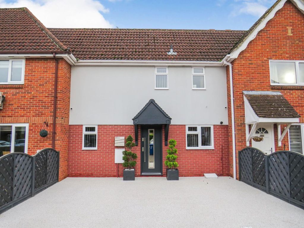 2 bed terraced house for sale in Walnut Close, Brandon IP27, £200,000