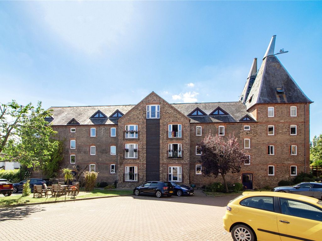 2 bed flat for sale in The Maltings, Carpenters Lane, Hadlow, Tonbridge