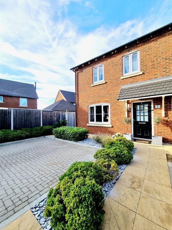 3 bed semidetached house for sale in Acorn Close, Willesborough