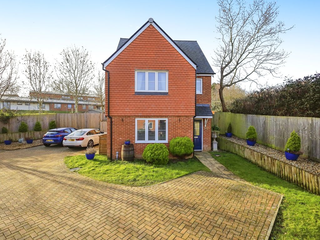 4 bed detached house for sale in Viburnum Way, Hailsham BN27, £435,000