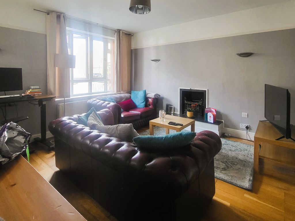 3 bed flat to rent in Garratt Lane, Earlsfield SW17, £2,400 pcm Zoopla