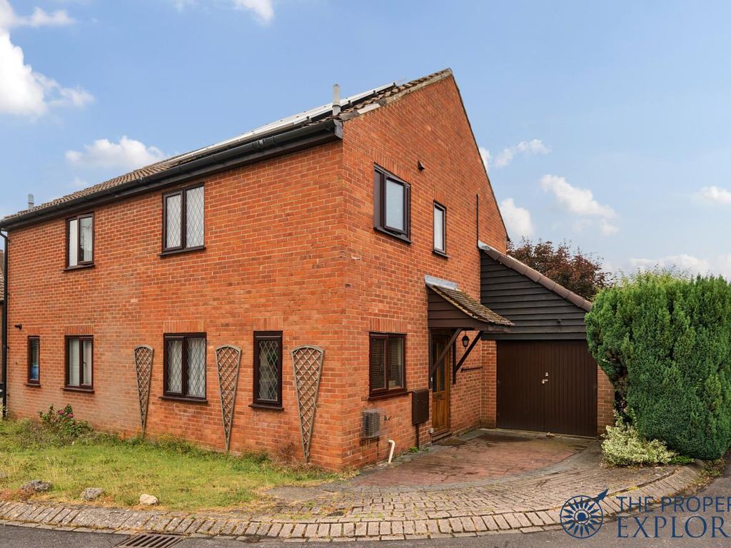 3 bed semidetached house for sale in Saxon Way, Lychpit, Basingstoke