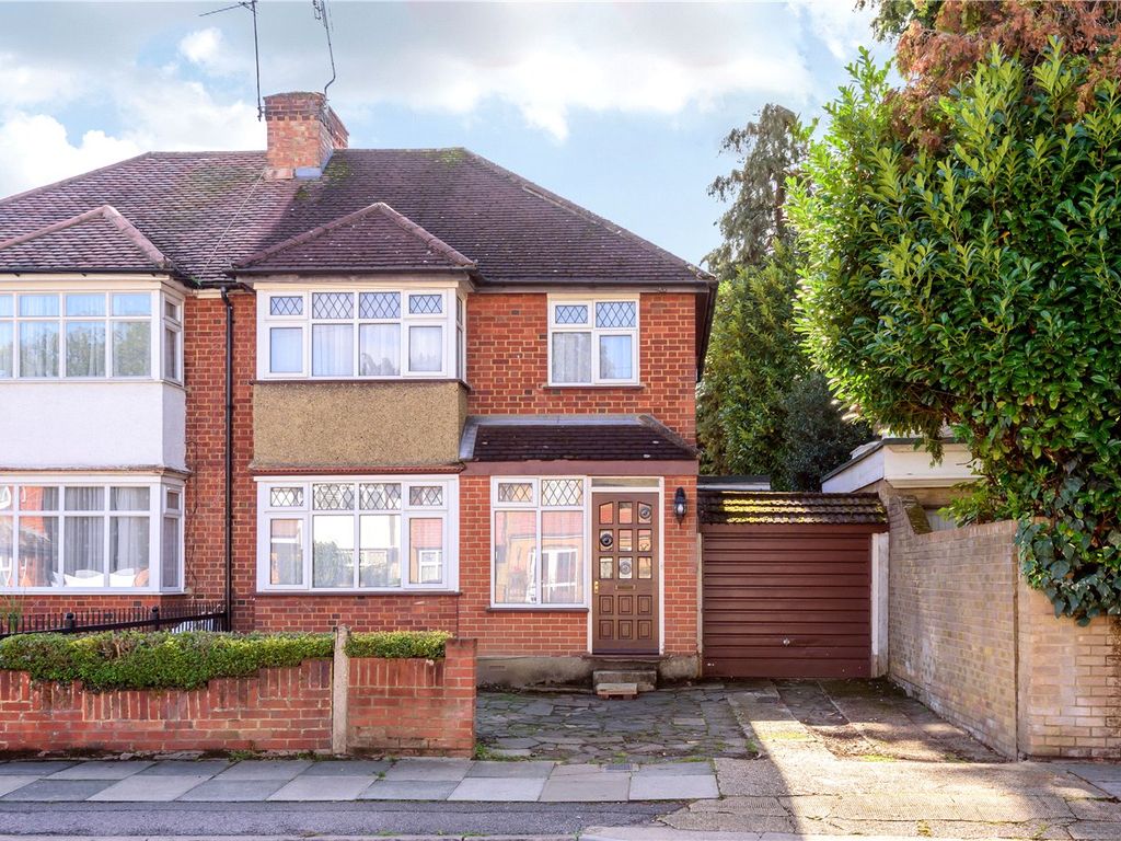 3 bed semidetached house for sale in Charnwood Road, Hillingdon