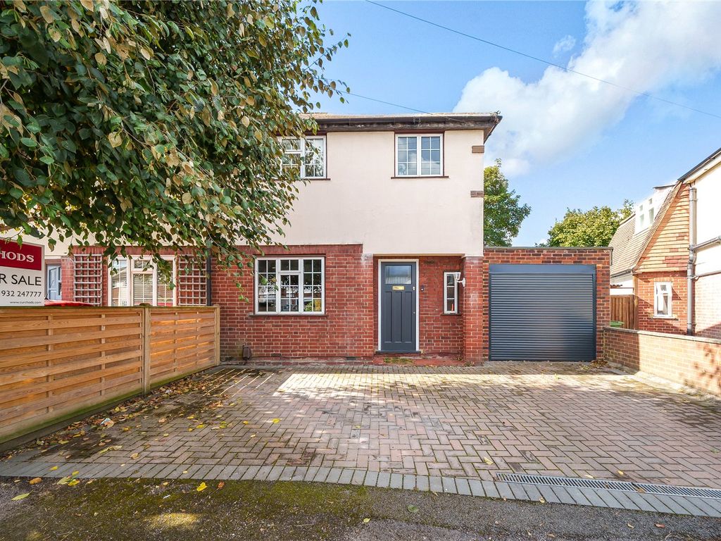 3 bed semidetached house for sale in Pembroke Avenue, Hersham, Walton