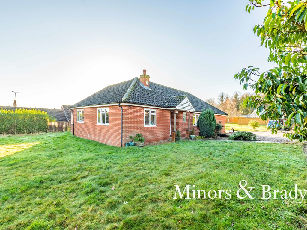 3 bed detached bungalow for sale in Park Road, Spixworth, Norwich NR10