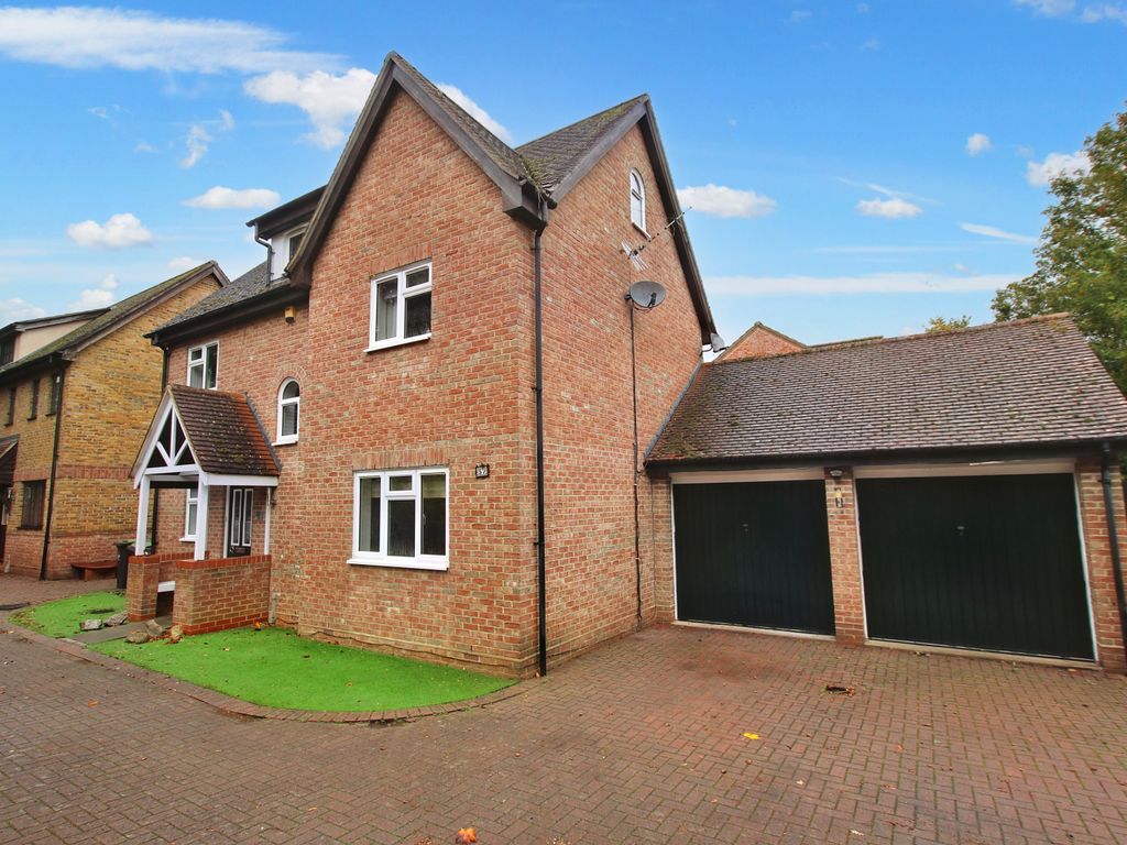 5 bed detached house for sale in Lukins Drive, Dunmow CM6 Zoopla
